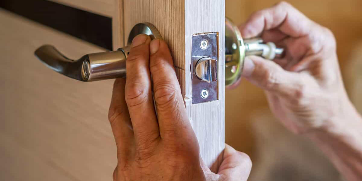 Ouverture de porte claquée 